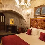 Hotel Solo Cave