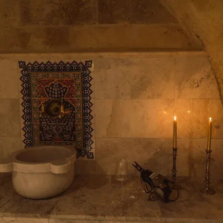 Solo Cave 内夫谢希尔