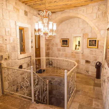 Solo Cave Hotel 3*